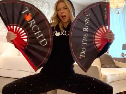 GH: Kelly Ripa Did an Intense Dance and Split Routine in Her Bedroom and Fans Can’t Handle It